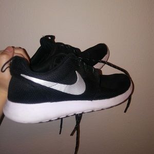 nike black and white Roshe's
