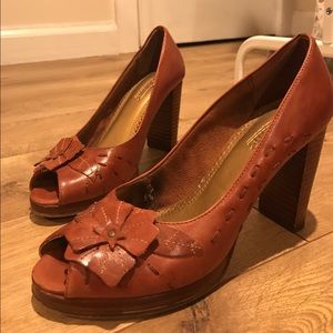 Seychelle's flower front heels