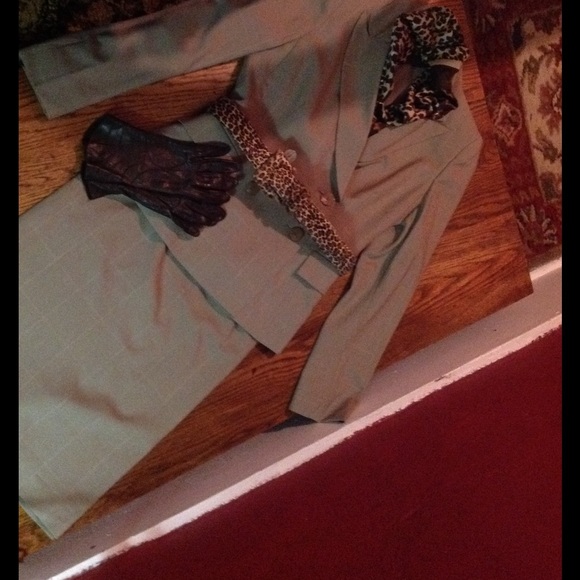 Gorgeous suit - Picture 2 of 5