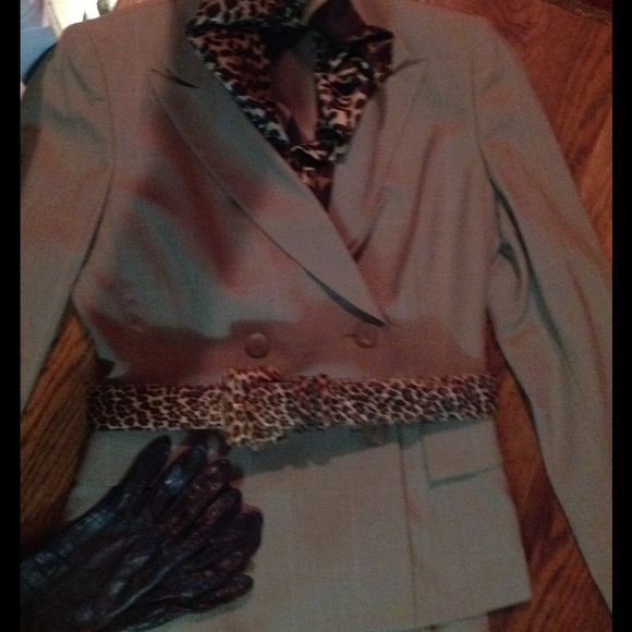 Gorgeous suit - Picture 4 of 5