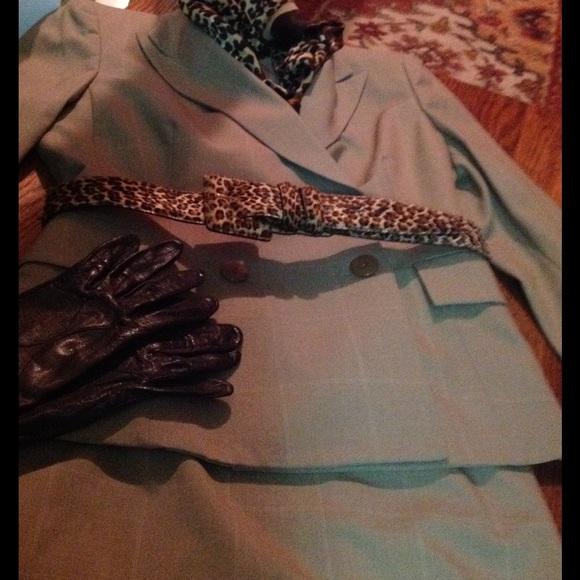 Gorgeous suit - Picture 5 of 5