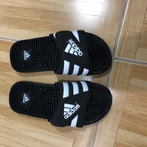 NWOB Youth adidas massaging  Slippers size 3.5