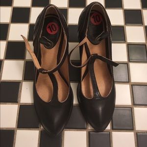 Frye Mary Jane style shoes. Black, size 10.