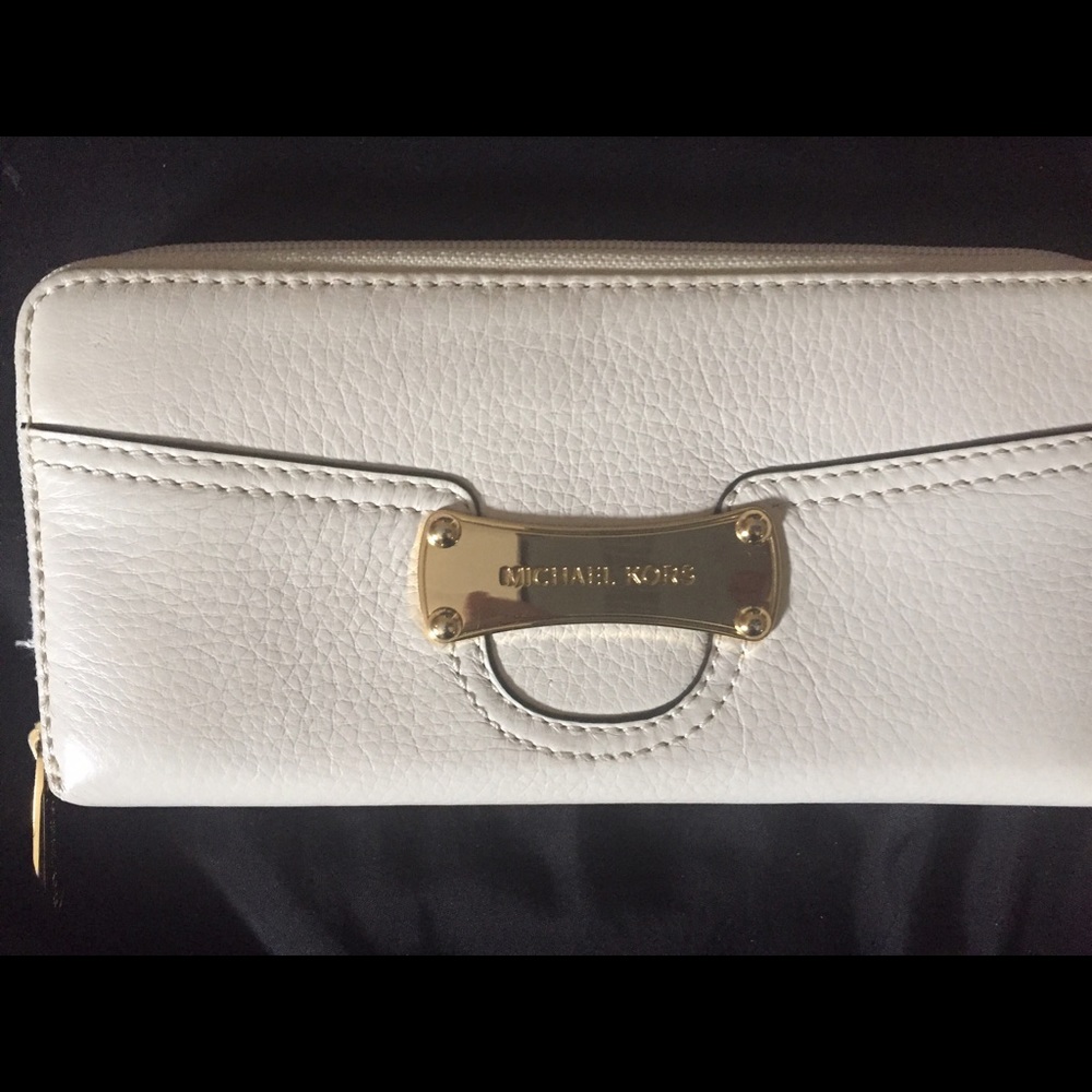 AUTHENTIC Michael Kors wallet