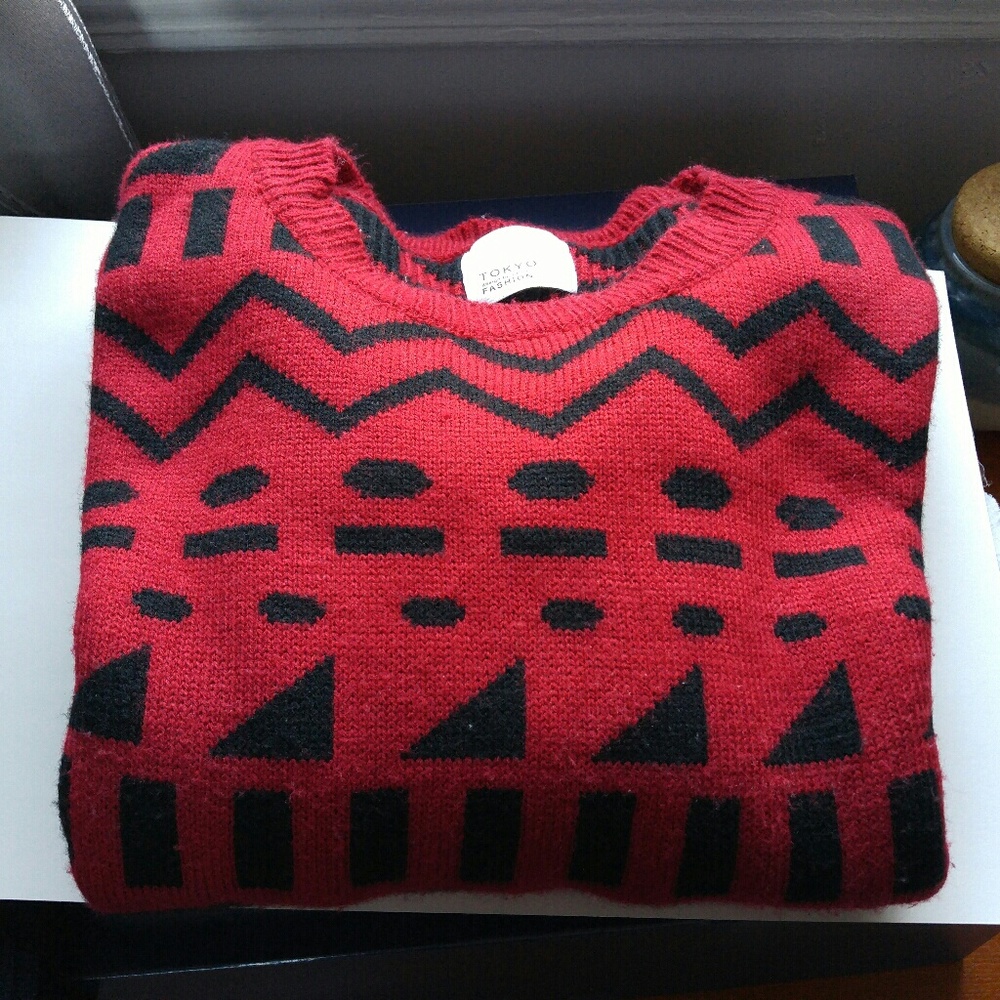 Red geometric pattern sweater - Picture 2 of 2