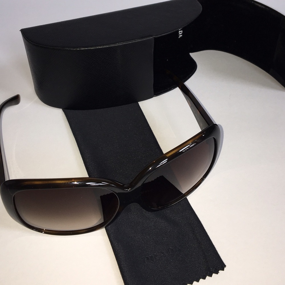 Like *NEW* PRADA Sunglasses 😎