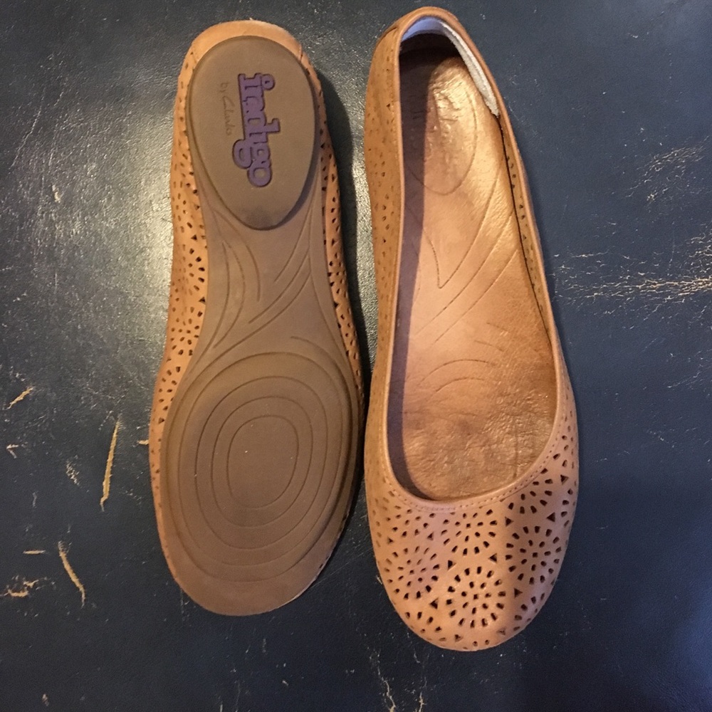 Clarks women's plush bea flat - natural leather