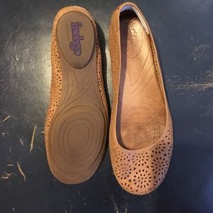 Clarks women's plush bea flat - natural leather