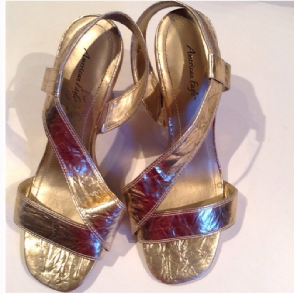 AMERICAN EAGLE GOLD IRIDESCENT SANDAL 7 NWOT