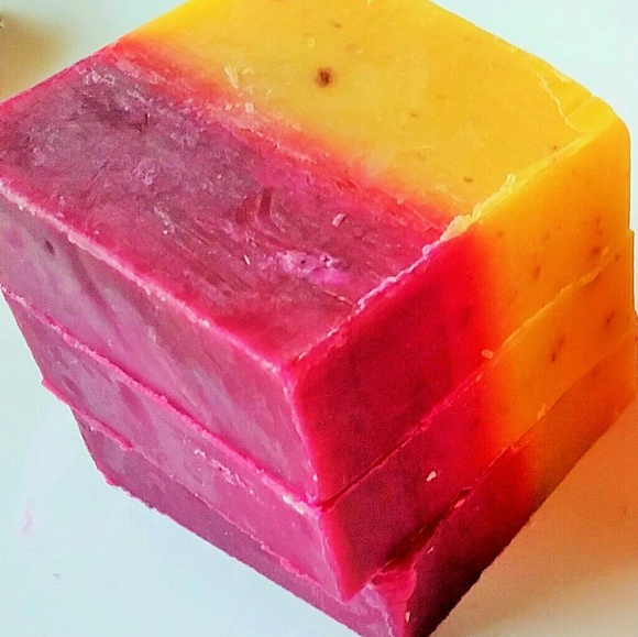 Honeysuckle Handmade Soap. 5oz - Picture 1 of 3