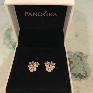 Flower stud earrings