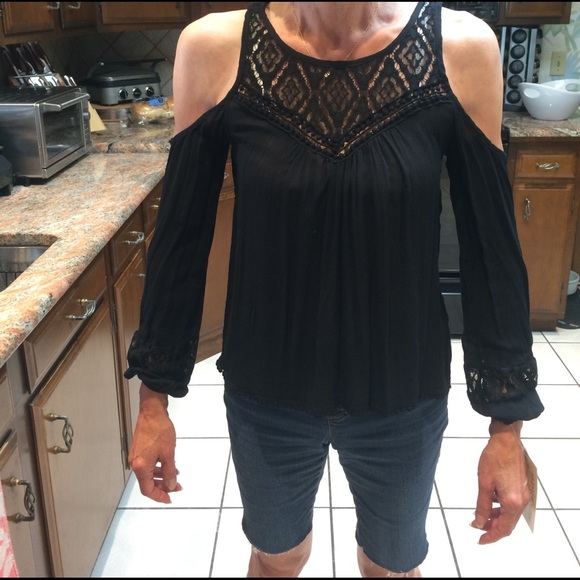 Cute💕cold shoulder! - Picture 3 of 5