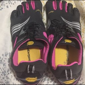 TOE SHOES never worn Vibrams