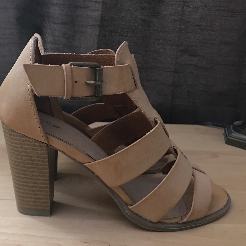 Apt 9 Tan stacked heel sandal