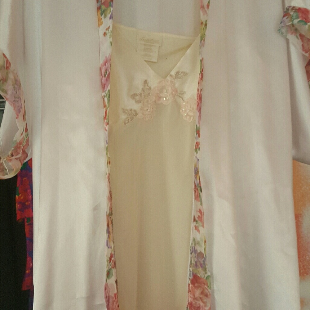 Silky robe with nightgown