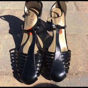 Me Too Black Patent Leather T Strap Sz 9.5