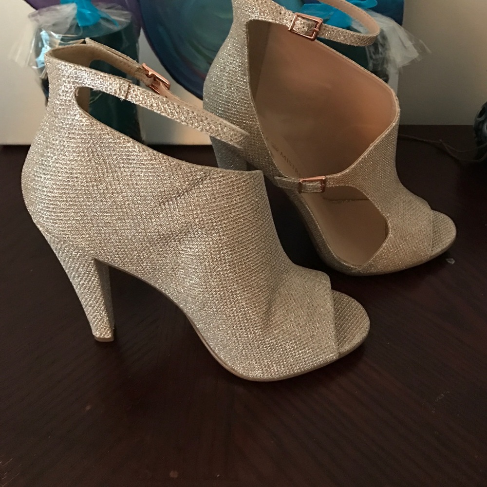 Little mistress cut out peep toe heel