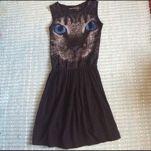 Black House of Balfour dress white cat icon, small
