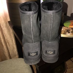 100% authentic ugg short boot in all black size 7