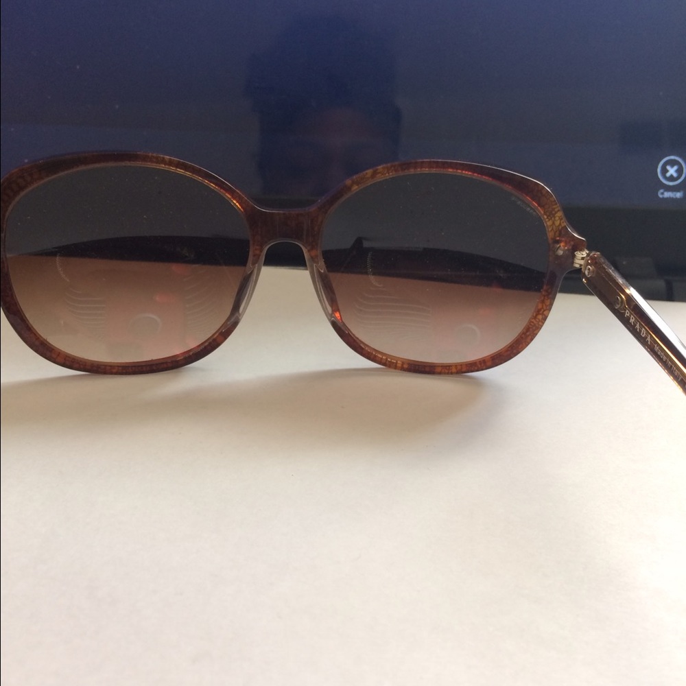 Beautiful Prada sunglasses 😎 - Picture 2 of 4