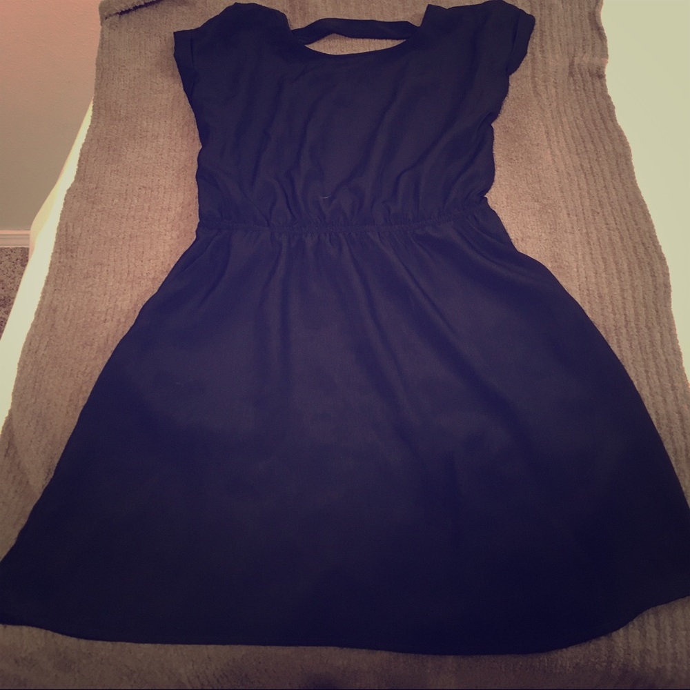 Black sophisticated dress, with pockets.