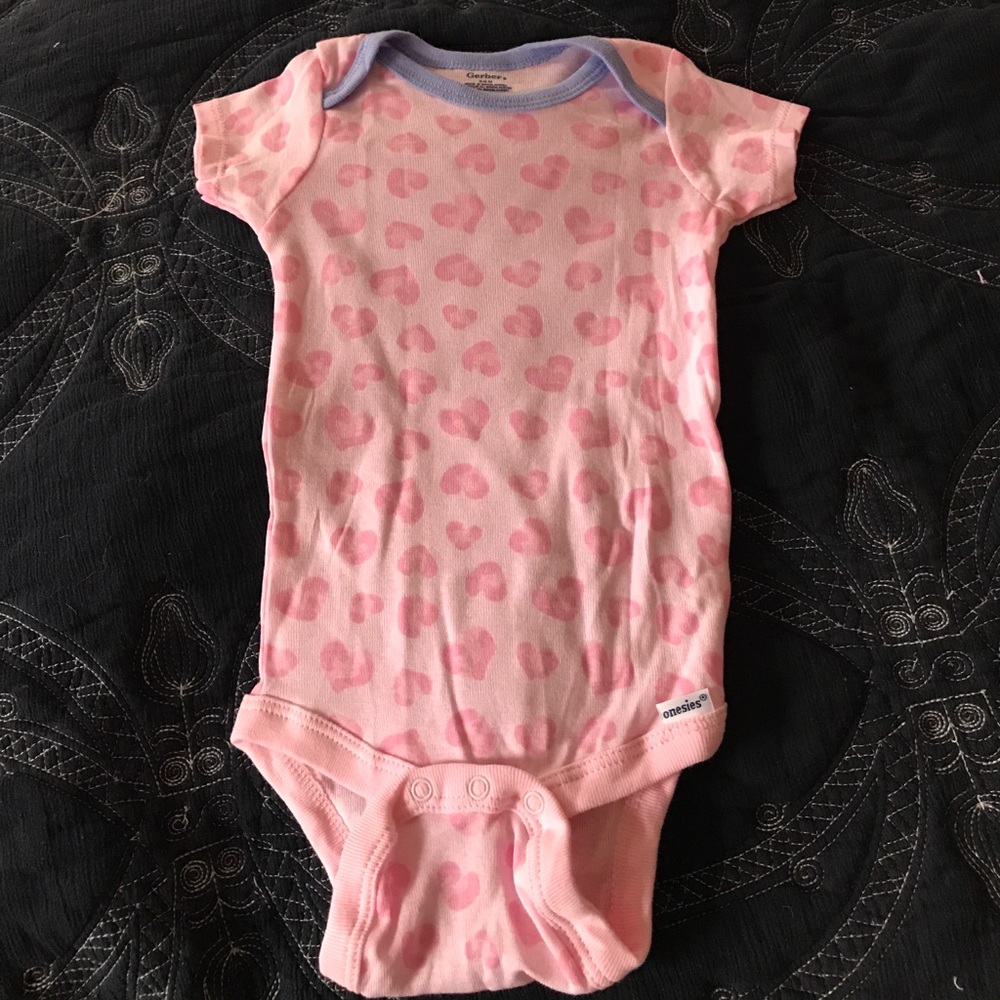 NWOT GERBER ONSIE 6-9 MONTHS