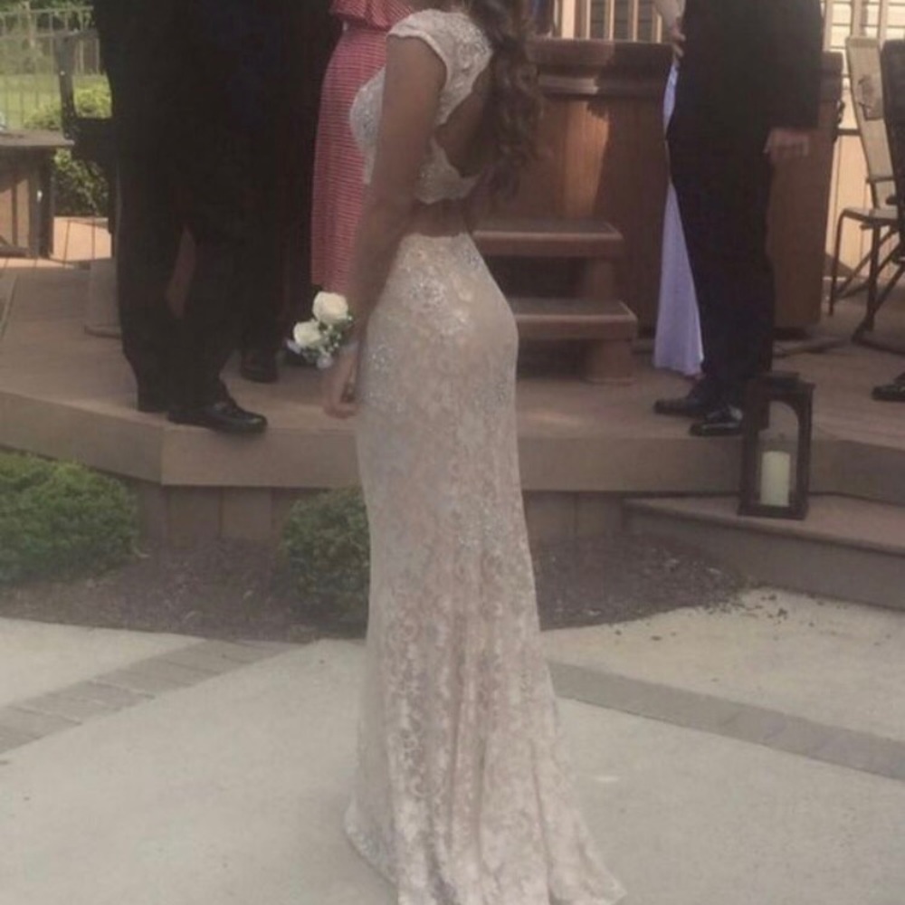 Selling this beautiful prom dress , 2 piece jovani