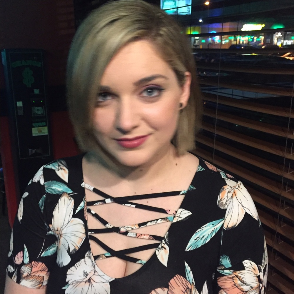 Hi Poshers! I'm Jess. - Picture 3 of 3