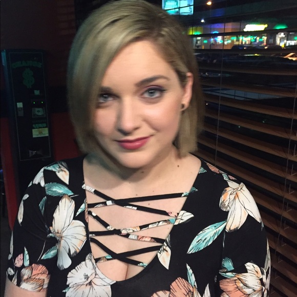 Hi Poshers! I'm Jess. - Picture 3 of 3