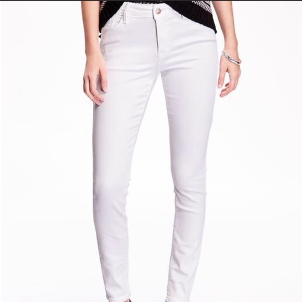 Old navy white rockstar jeans 👖