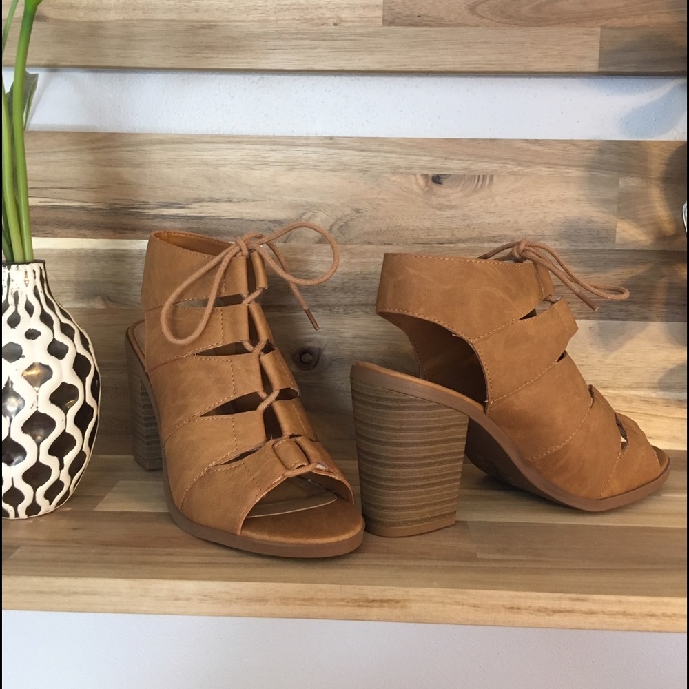 5.5 Only ‼️Camel Lace up Block Heels - Picture 3 of 6