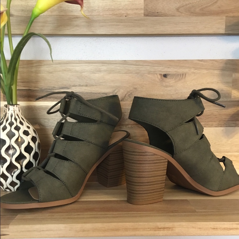 Last pair ‼️🍃size 5.5 Green Block Heels - Picture 3 of 6