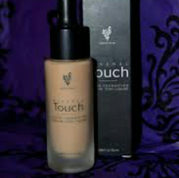 Younique liquid Foundation - Picture 1 of 2