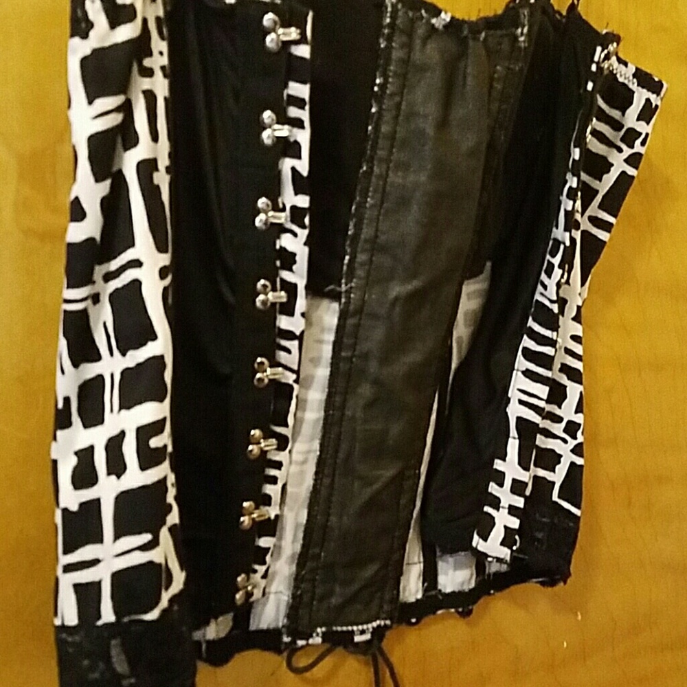 Corset - Picture 3 of 3