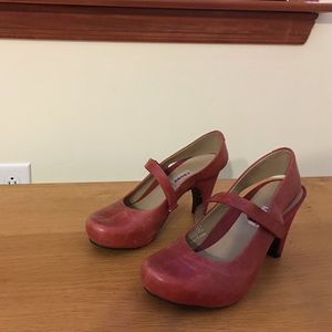 TSUBO Light red platform heels