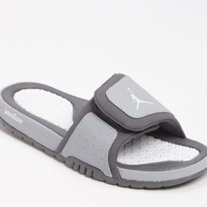 Jordan slides size: 7y