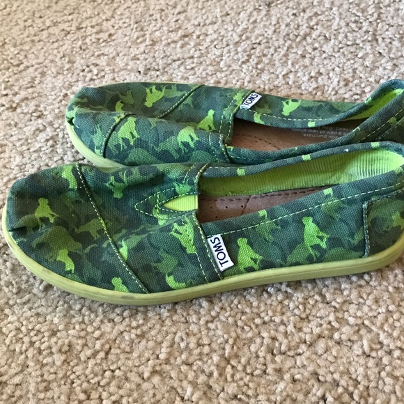 TOMS Shoes - TOMS shoes in size 4 Youth.