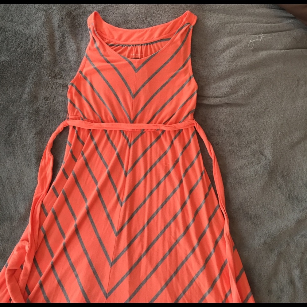Sleeveless maternity dress