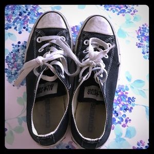 Black/white classic low top converse sneakers