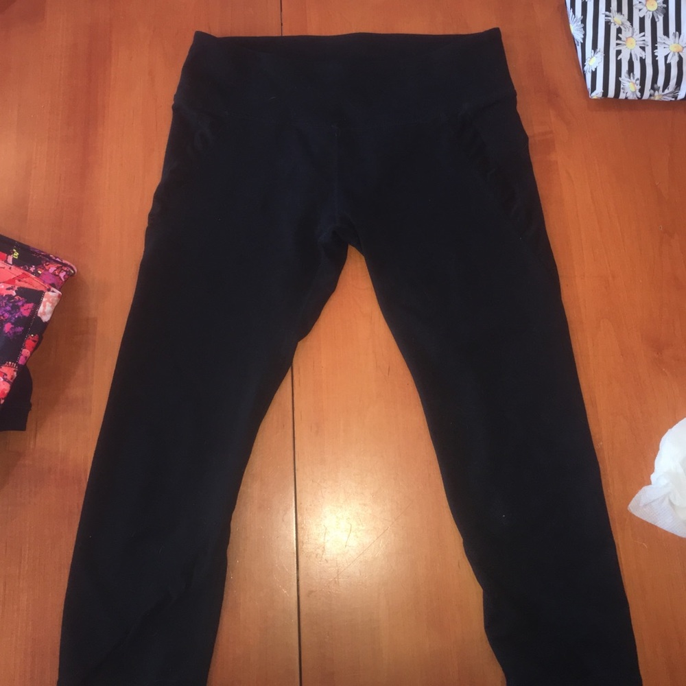 Fashion crop workout leggings.