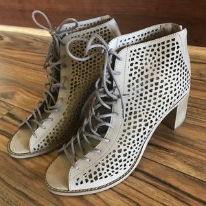 🐰Easter Sale!🎀 Vince Camuto spring tan booties