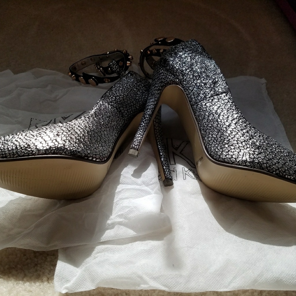 Studded high heel shoe