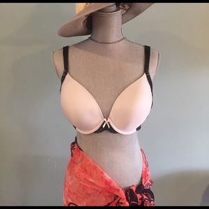 Victoria's Secret black and white 34DDD bra