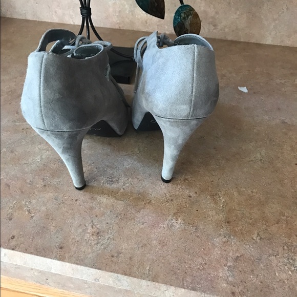 Beautiful, sexy grey suede peep toe, tie up - Picture 2 of 5