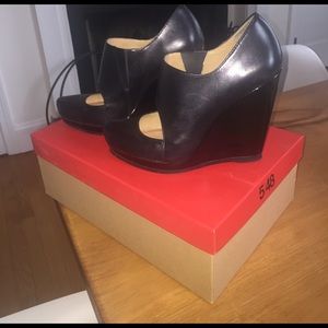 BLACK LEATHER WEDGES BY 548