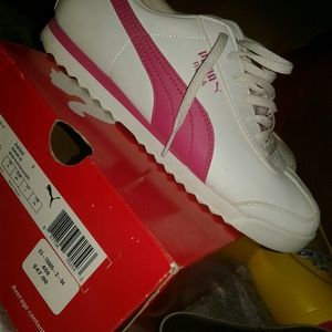 Pumas women shoes