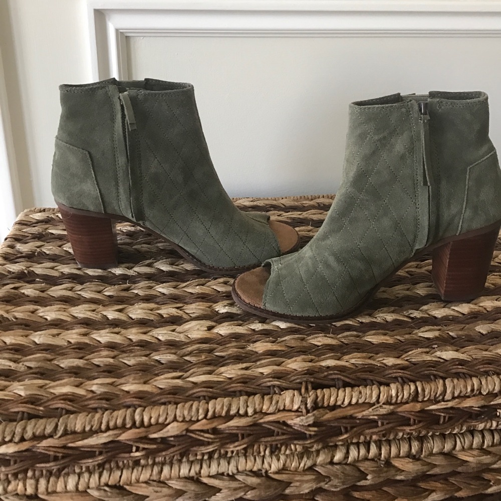 Authentic green tom peep toe booties