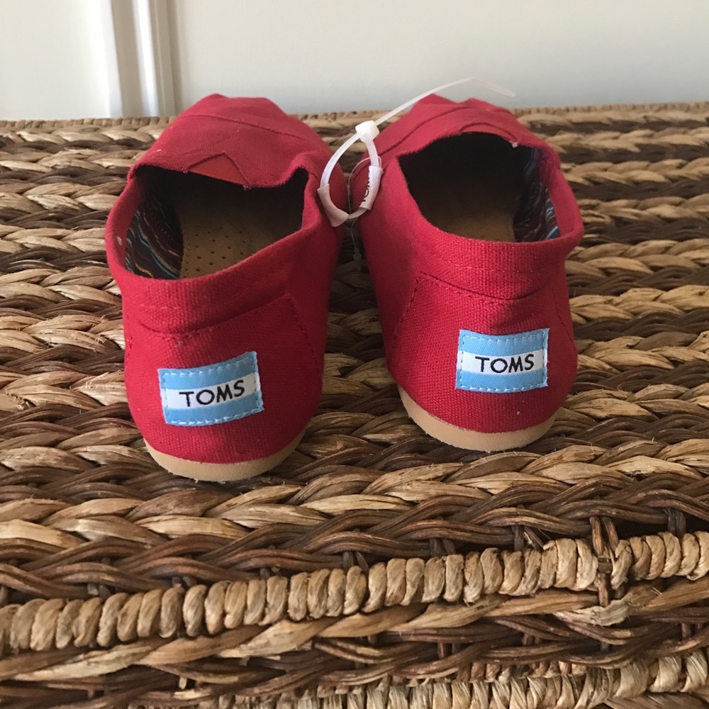 Red TOMS flats