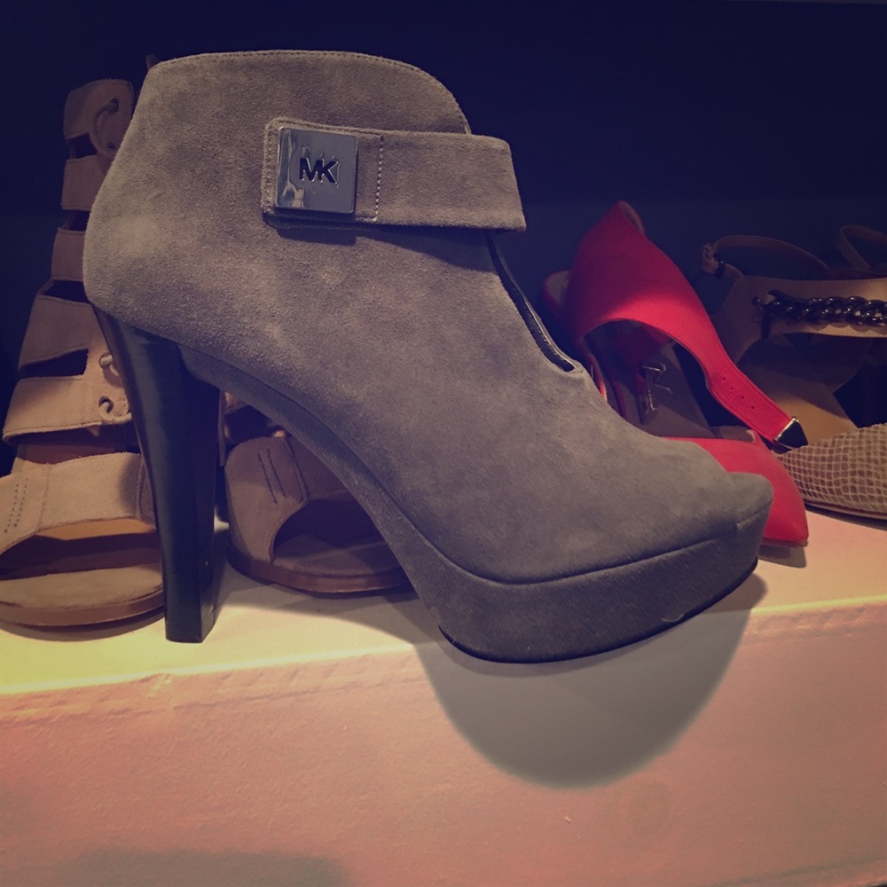 Michael Kors like new grey pumps