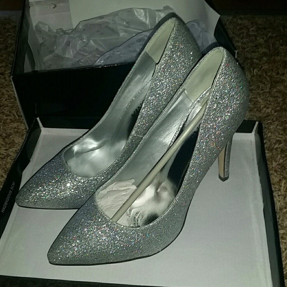 SOLD IN BUNDLE***Lasonia Silver Glitter Pumps, NWT and BOX